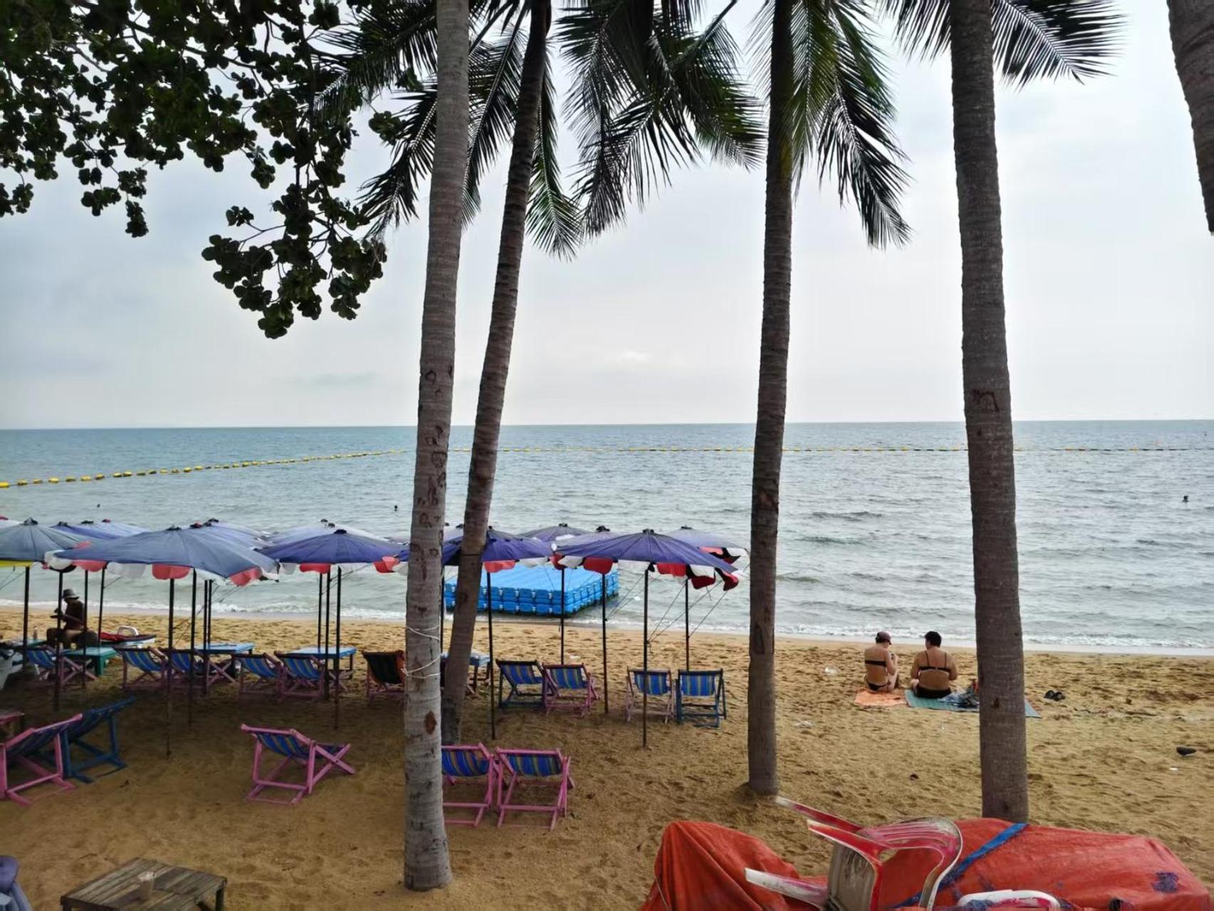 Sun Sky Resort Near Beach ジョムティエンビーチ エクステリア 写真